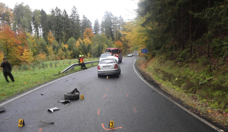 Fabii za jízdy upadlo kolo, srazila se s protijedoucím autem
