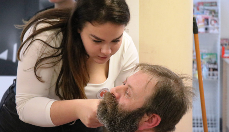 Studenti oholí mužům v novoměstské nemocnici kníry. Movember podpoří i urologové