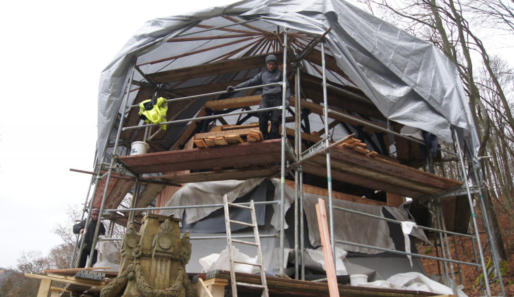 Obnova zdobné kopule pramenní síně Ottova pavilonu na snímku z roku 2024. Foto: Se svolením Lázně Kyselka - obecně prospěšná společnost