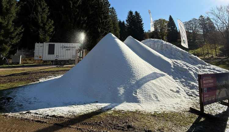 Bedřichov začal s výrobou sněhu pro běžkaře, okruh chce mít hotový za měsíc