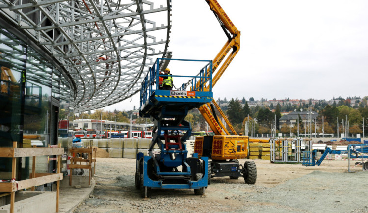 FOTO: Stavba multifunkční haly v Brně postupuje, hotová bude už příští podzim