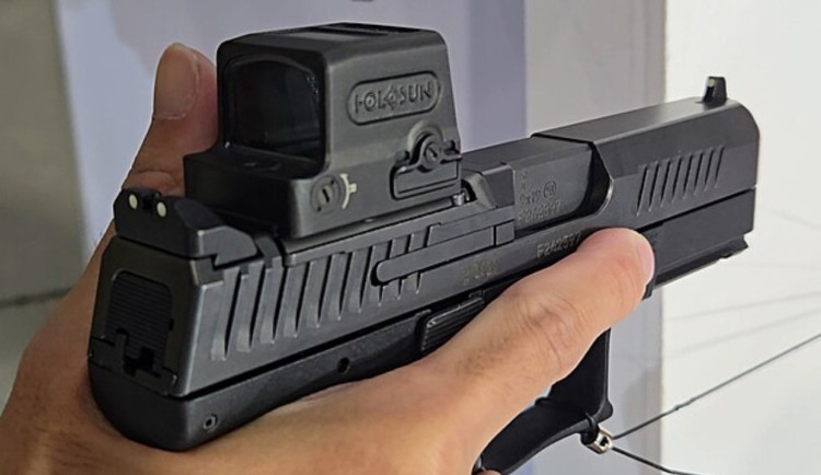 Německý voják s českou pistolí? Česká zbrojovka míří k Bundeswehru