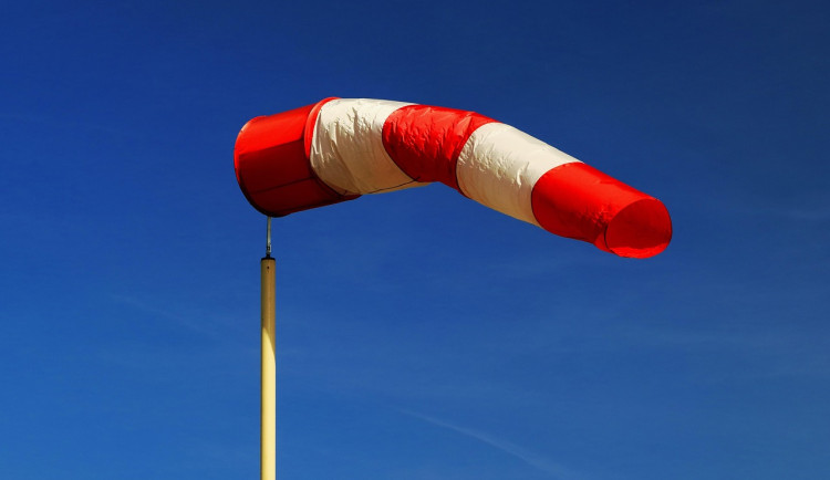 Silný vítr zasáhne jih Moravy, varují meteorologové. Hrozí poškození stromů