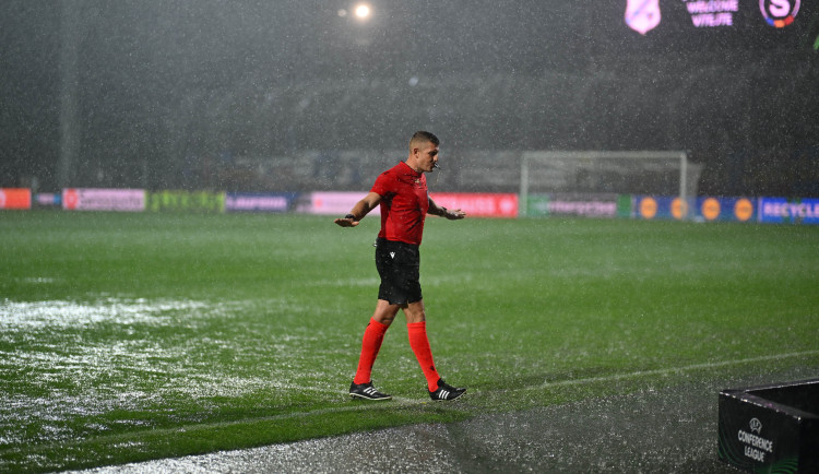 Spartě zhatil zápas Konferenční ligy v Rijece liják, rozhodčí utkání v půlce přerušil