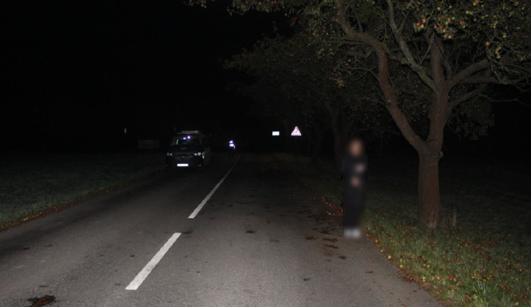 Červené auto srazilo u Tiché chodkyni. Policie hledá řidiče, který z místa ujel