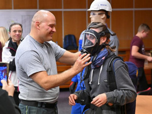 Sokolovští deváťáci se na jeden den proměnili v superhrdiny, byli v chemičce
