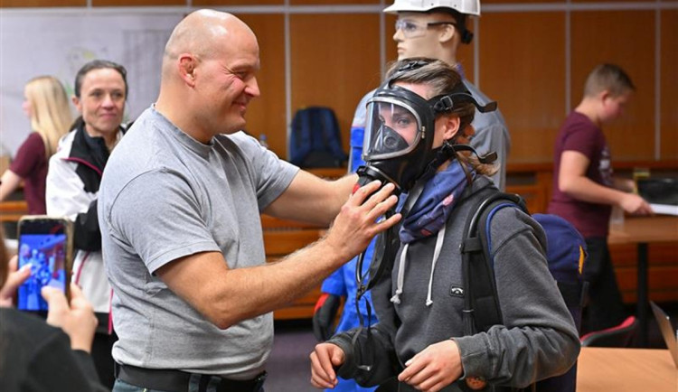 Sokolovští deváťáci se na jeden den proměnili v superhrdiny, byli v chemičce. Foto: Se svolením města Sokolov