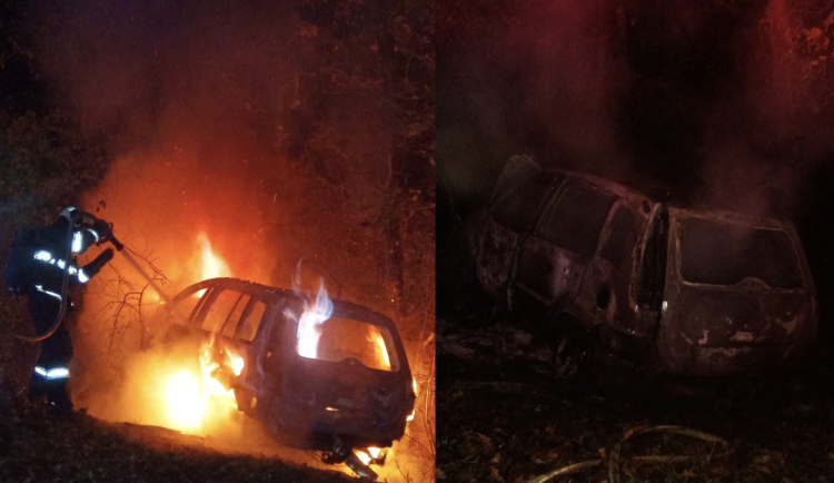 Auto začalo po nárazu hořet. Zranění mladíci se z něj dostali ven včas
