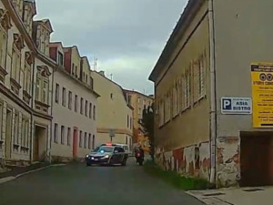 V ulicích Karlových Varů se snažil ujet policistům motorkář. Měl zákaz řízení