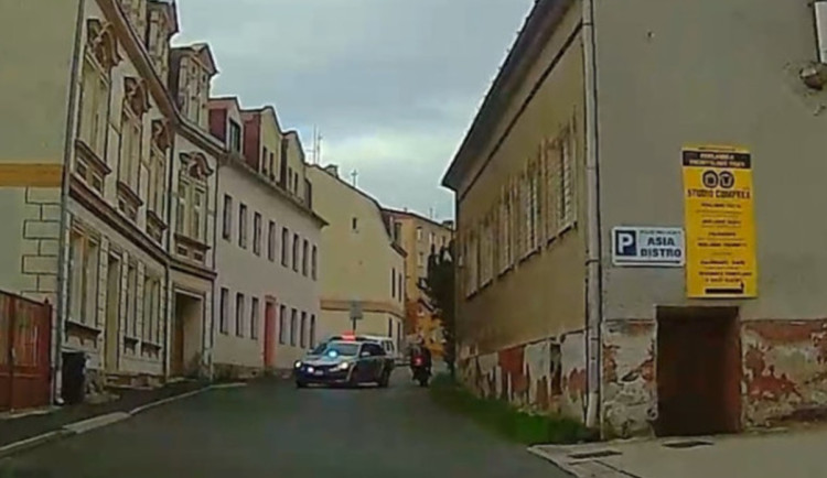 V ulicích Karlových Varů se snažil ujet policistům motorkář. Měl zákaz řízení. Foto: Se svolením Policie ČR