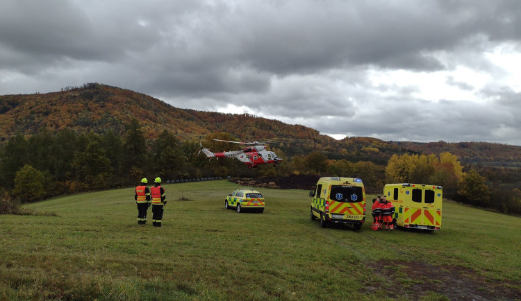 Nehoda na Karlovarsku se třemi zraněnými zastavila provoz na silnici první třídy. Foto: Se svolením HZS Karlovarského kraje