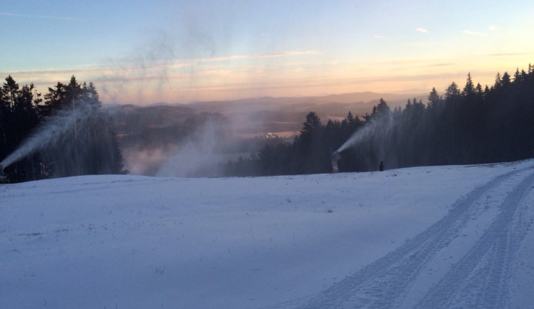Lyžařské areály na jihu Čech koupily před novou sezonu hlavně zasněžovací děla