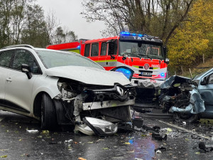 Po nehodě tří aut u Stráže nad Ohří skončili v nemocnicích dva zranění lidé