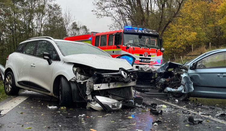 Po nehodě tří aut u Stráže nad Ohří skončili v nemocnicích dva zranění lidé. Foto: Se svolením HZS Karlovarského kraje