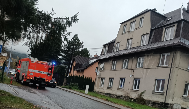 V Pilínkově srazila ráno dodávka ženu, ta zraněním v nemocnici podlehla