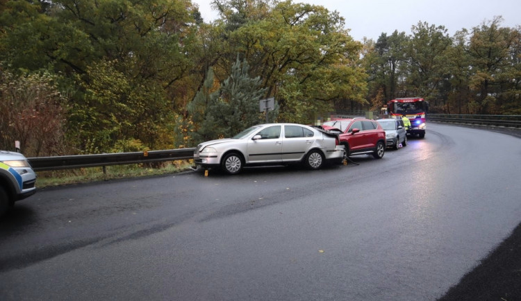 Déšť a špatně nasazené pneu. Kombinace, která mohla skončit fatálně