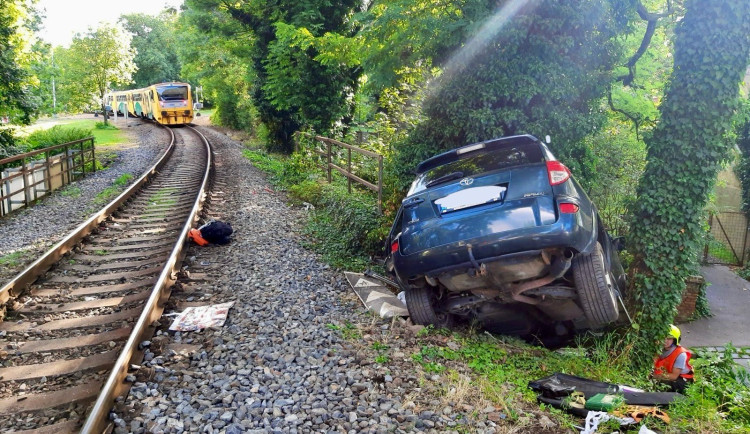 Nebezpečný přejezd v Praze 6 vyřešili jednosměrkou. Ta ale podle místních ucpe čtvrť