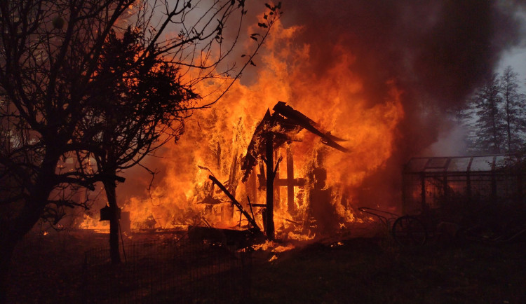 Po výbuchu plynové lahve shořela zahradní chatka v Ostrově na Karlovarsku