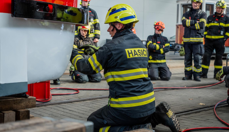 FOTO: Hasiči v Brně zvedali šaliny. Trénovali vyprošťování zaklíněných osob