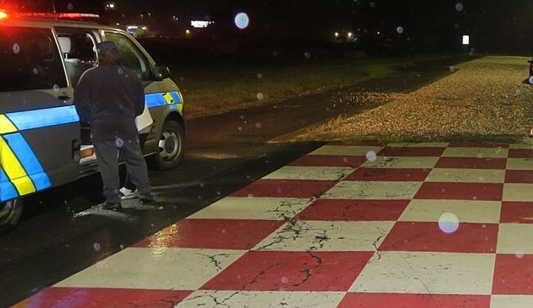 Pauza na čurání v nouzovém pruhu pro kamiony: ze štěrku seniorovu fabii tahali hasiči