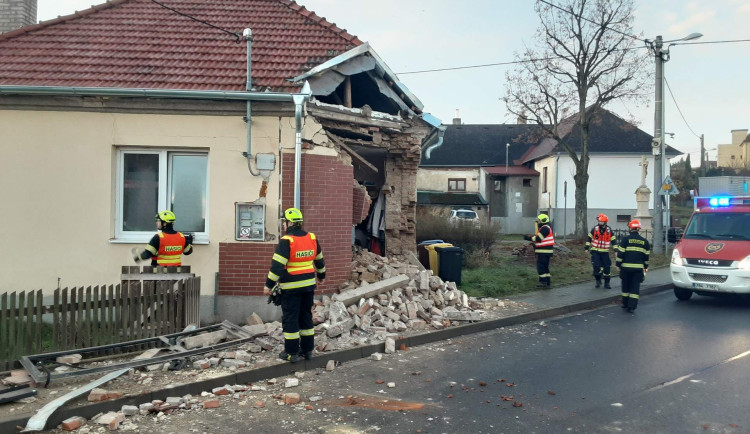 Autobus na Blanensku se sám rozjel i s cestujícími, poškodil rodinný dům