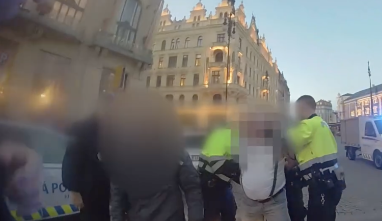 VIDEO: J*bat tvoju mať. Rusky mluvící muž urážel strážníka, skončil v poutech