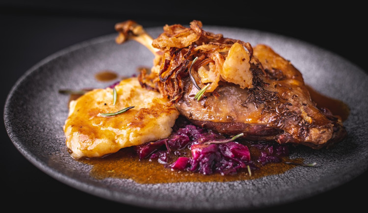 Hradecké restaurace lákají na svatomartinskou husu, ceny startují pod pětistovkou