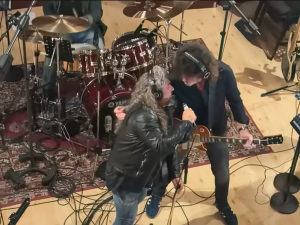 Kytarista legendárních Kiss složil píseň pro české Turbo. Má k tomu osobní důvody