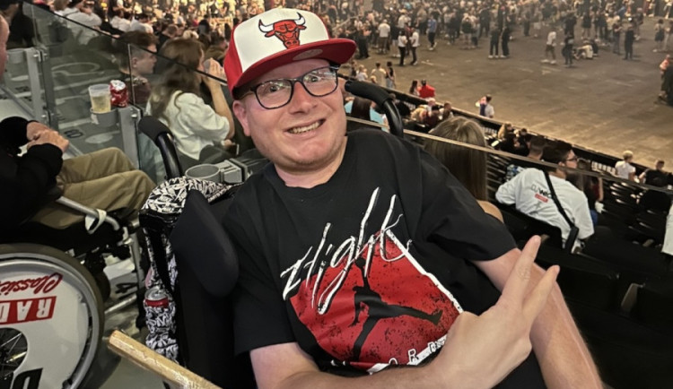 Nemoc mění Petra postupně v kámen. Nyní žádá člen kapely The Tap Tap o pomoc