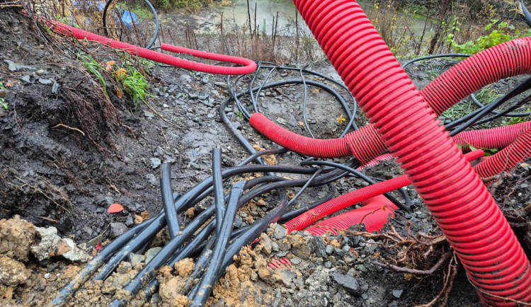 Ohrožení vlaku a obrovská zpoždění. Policie zlodějům kabelů vyměřila přísnější sazbu