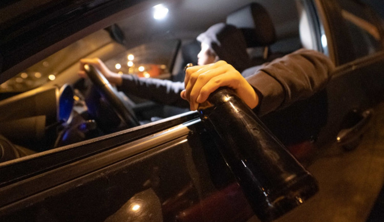 Řidič dodávky způsobil nehodu na dálnici a měl čtyři promile.  Pil prý až po havárii