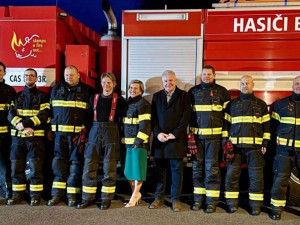 Bochov získal nová vozidla pro hasiče a seniory
