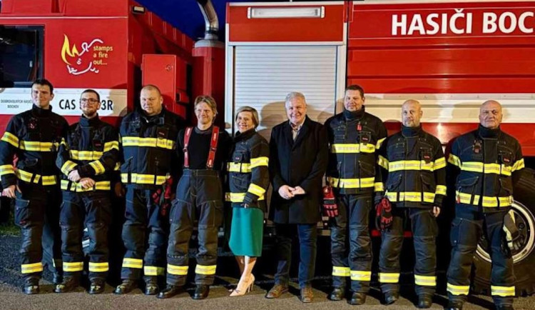 Bochov získal nová vozidla pro hasiče a seniory.