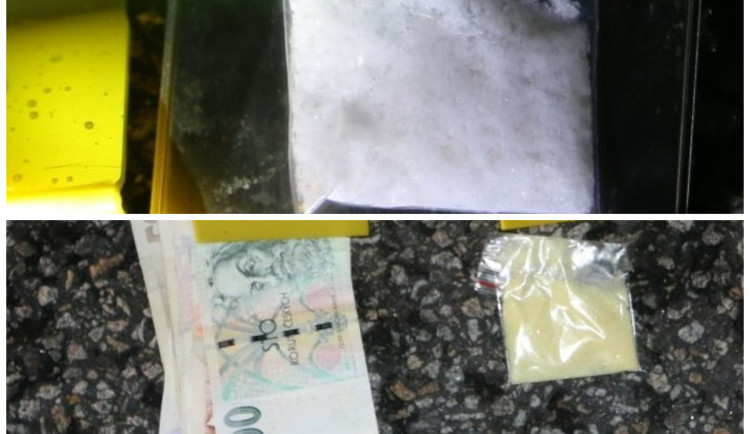 Policie na D1 dva dopadla dealery z Jihlavy. Jeden z nich drogy vyhodil na vozovku