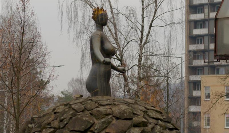 O soše Bohyně hor zvané Sago baba v Třinci informuje nová pamětní cedule