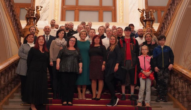 Dárci krve z Karlovarského kraje převzali Zlaté kříže