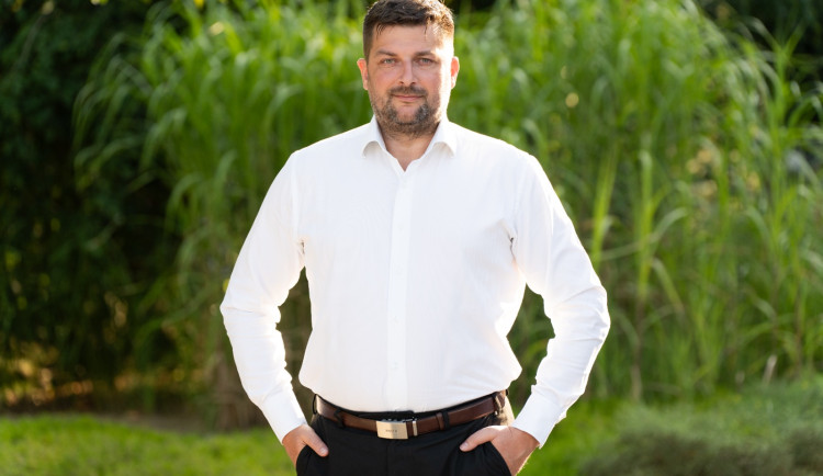 Karlovarský kraj zatím povede Hurajčík, nový hejtman bude zvolen v prosinci.