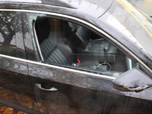 Rozbíjel okna aut a bral, co našel. Muž skončil ve vazbě