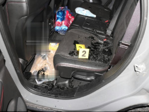 Rozbíjel okna aut a bral, co našel. Muž skončil ve vazbě