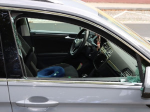 Rozbíjel okna aut a bral, co našel. Muž skončil ve vazbě