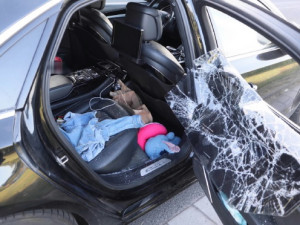 Rozbíjel okna aut a bral, co našel. Muž skončil ve vazbě