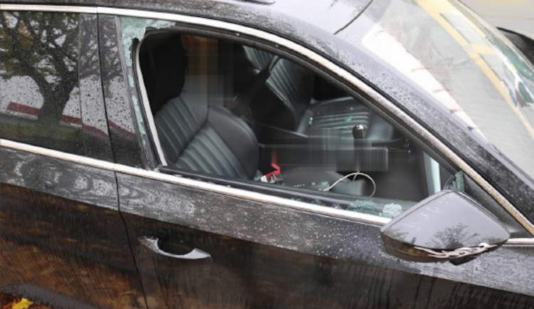 Rozbíjel okna aut a bral, co našel. Muž skončil ve vazbě.