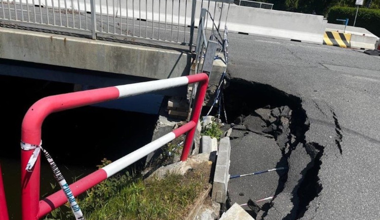 Stav mostu v Ostravě-Svinově poškozeného povodní se zhoršuje, bude uzavřený