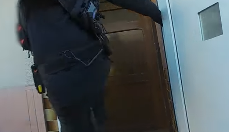 Drama na Hodonínsku. Muž se zabarikádoval v domě, zachránili ho policisté