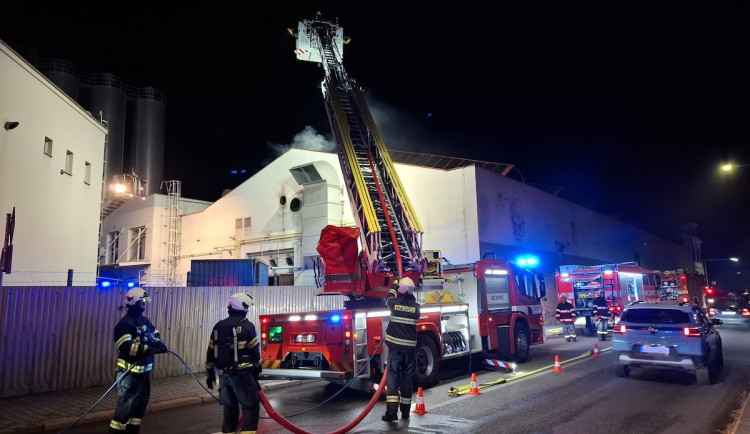 Zásah hasičů u požáru v průmyslovém objektu v Lomnici. Uvnitř nikdo nebyl
