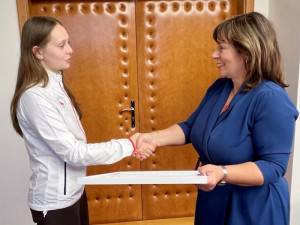 Radní Žáková ocenila talentovanou střelkyni Annu Miřejovskou