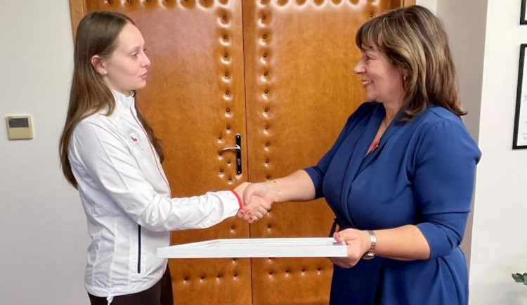 Radní Žáková ocenila talentovanou střelkyni Annu Miřejovskou.