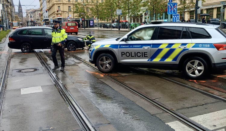 Na I. P. Pavlova bourala policie, jeden člověk se zranil