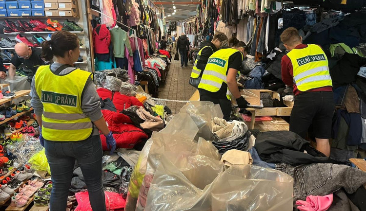 Přes 2700 kusů zabaveného a padělaného oblečení rozdala ČOI sociálním ústavům