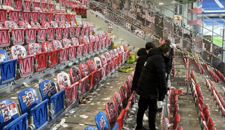 Fanoušci Slavie způsobili na stadionu Plzně škody za stovky tisíc, dva lidi zranili
